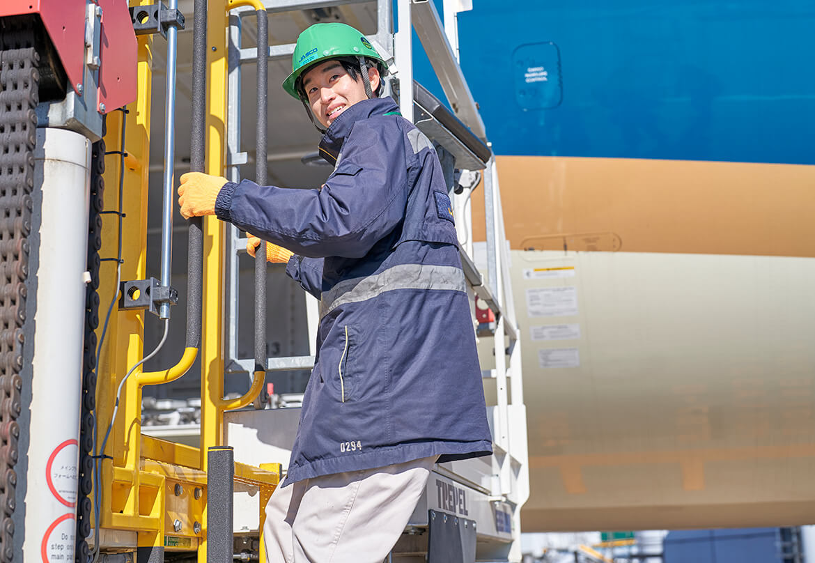 航空機の誘導を担当。<br />
憧れの仕事に励むやりがい